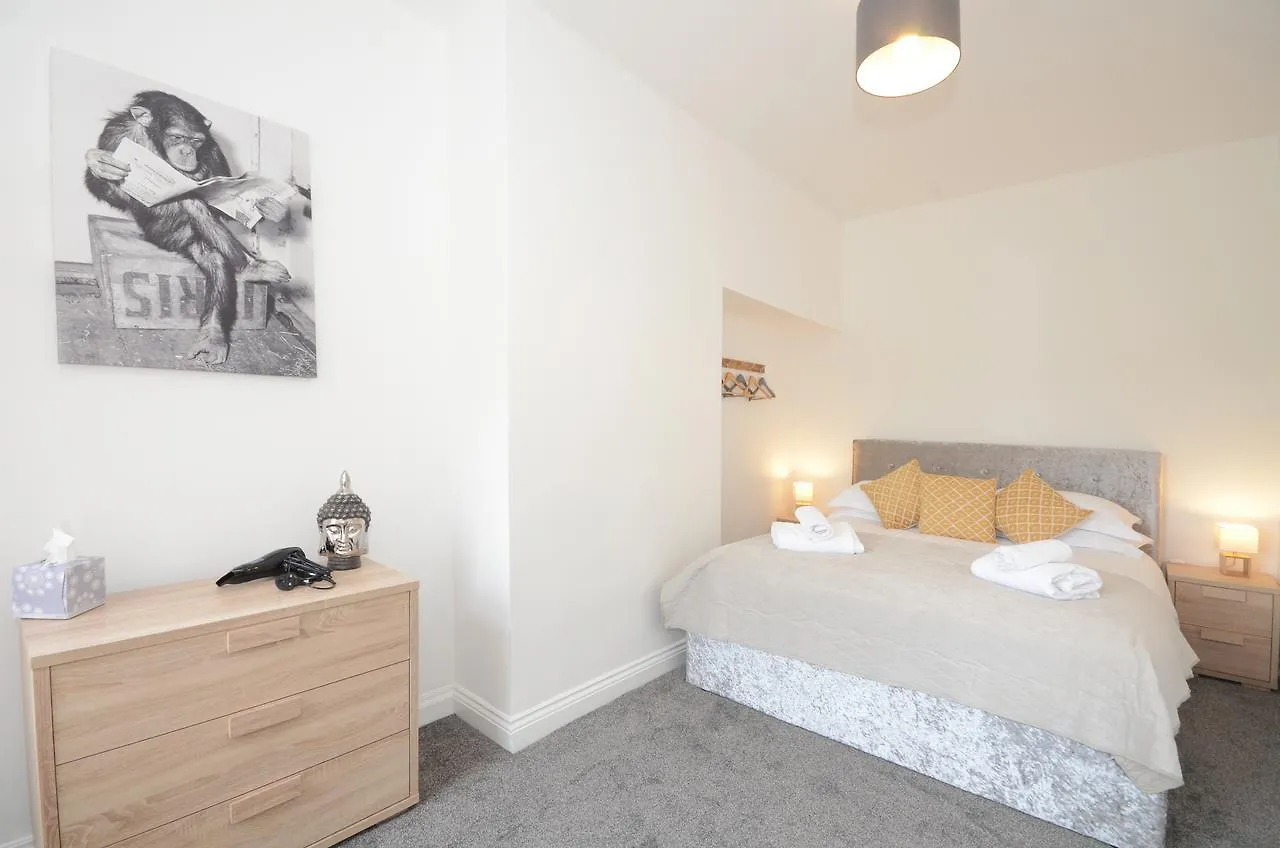 York Boutique House- Spacious & Stylish With Free Parking