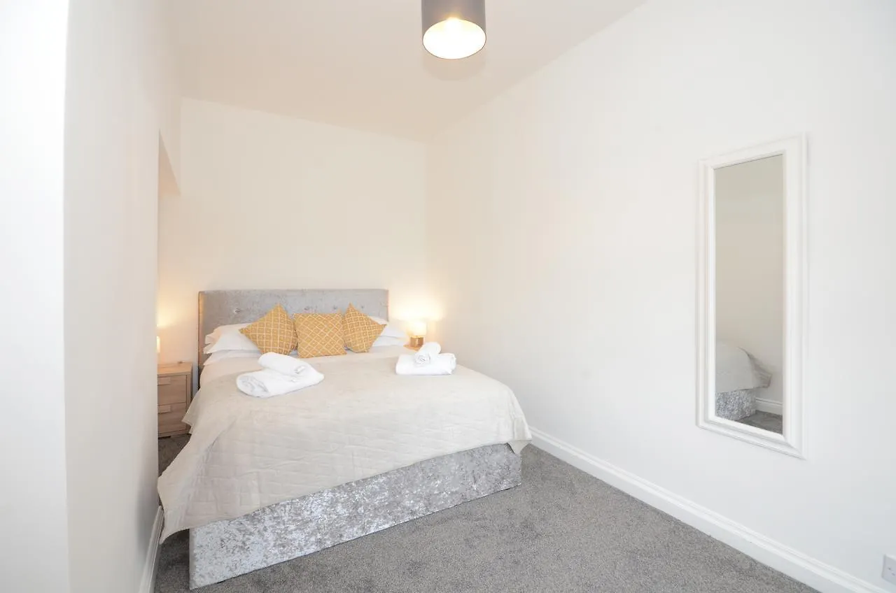 York Boutique House- Spacious & Stylish With Free Parking