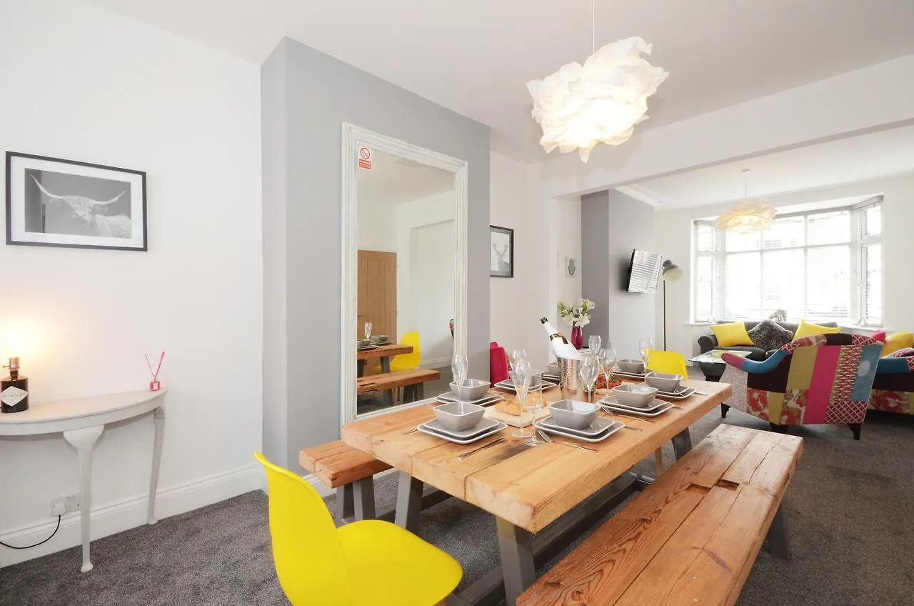 York Boutique House- Spacious & Stylish With Free Parking بيت للعطل