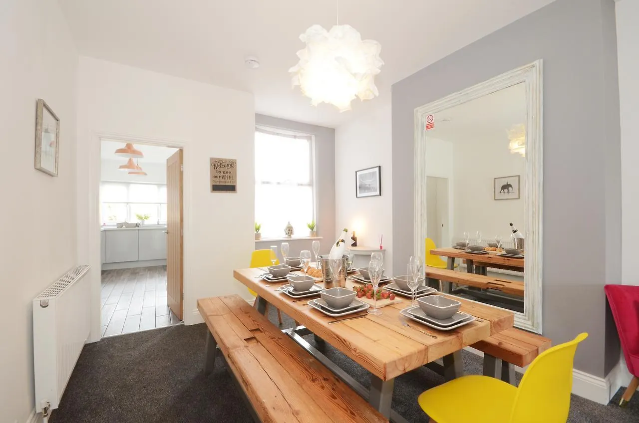 York Boutique House- Spacious & Stylish With Free Parking