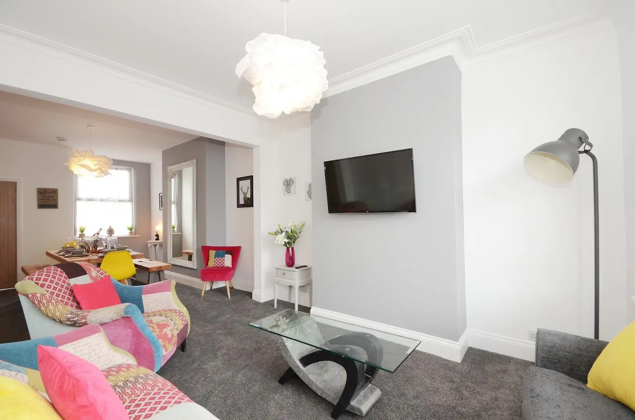 York Boutique House- Spacious & Stylish With Free Parking